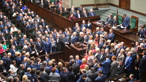 Oppositionspartiet Medborgarplattformens parlamentariker omringar talarstolen då sejmen försökte inleda öppningssessionen 11.1.2017 Oppositionspartiet Medborgarplattformens parlamentariker omringar talarstolen då sejmen försökte inleda öppningssessionen 11.1.2017