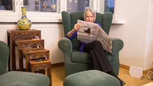 Merete Mazzarella i sitt Helsingforshem Författaren Merete Mazzarella läser Hufvudstadsbladet
