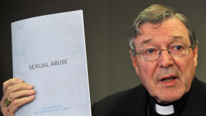 Pell presenterar en rapport om sexuella övergrepp inom kyrkan i Australien som kom ut år 2015. Två år senare greps han själv misstänkt för grova övergrepp. Kardinal George Pell visar katolska kyrkans handlingsplan med anledning av sexuella övergrepp mot barn.