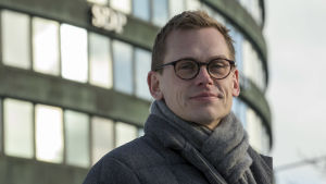 Socialdemokraternas partisekreterare Antton Rönnholm säger att partiet vill höja läropliktsåldern. SDP:n puoluesihteeri Antton Rönnholm