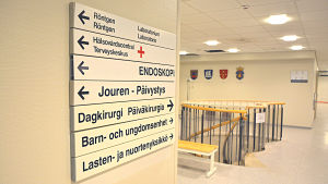 Malmska ser ut att förlora dagkirurgin. Malmska sjukhuset i Jakobstad. Samarbetsområdets fyra kommunvapen på väggen i bakgrunden.