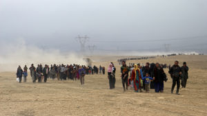 Hundratusentals civila har tvingats fly undan striderna i Mosul som har pågått sedan i fjol höstas Flyktingar sydväst om Mosul i Irak.