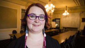 Riksdagsledamot Pia Lohikoski från Vänsterförbundet har fört fram förslag om en tillfällig basinkomst i och med coronakrisen. Asuntojen vuokrien korotuspaineet. Tilaisuus Hki 9.3.2017