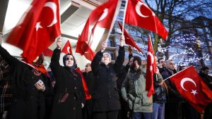 Kring tusen Erdogan-anhängare demonstrerade utanför det turkiska konsulatet i Rotterdam efter att den turkiska familjeministern hade utvisats ur Nederländerna. Demonstrationerna urartade i våldsamheter. Turkiska demonstranter utanför Turkiets generalkonsulat i Rotterdam, Nederländerna