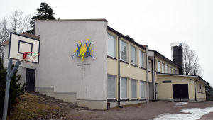 Sjundeå kommun sålde den gamla finska byskolan, Päivärinteen koulus byggnader för totalt 85 000 euro. Det här skedde via en nätauktion. Det var en helt okej affär enligt kommunen eftersom enbart driftskostnaderna slukar cirka 45 000 euro per år. Päivärinteen koulu i Sjundeå.