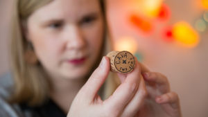 "Kompisar och bekanta brukar hämta skumpakorkarna jag gör till örhängen. Jag är noga med att båda korkarna i ett par ska passa ihop", berättar Michaela von Kügelgen. Michaela von Kügelgen granskar en skumppakork som ska bli örhänge.