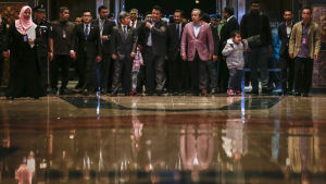 Malaysias utrikesminister Anifah Aman (i röd kavaj) tog emot de nio landsmän som anlände hem till Kuala Lumpur Malaysias utrikesminister Anifah Aman (i röd kavaj) tog emot de nio landsmän som anlände hem till Kuala Lumpur