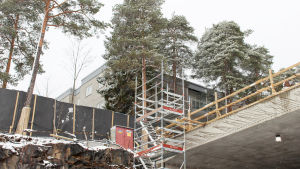 Nära grannar, ett höghus ligger precis invid den kommande Kägeluddentunneln. Nära grannar, ett höghus ligger precis invid den kommande Kägeluddentunneln