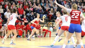 Tove Salokivi (med bollen) valdes till matchens bästa spelare. Tove Salokivi.