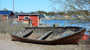Förra året städade Hangö stad bort ett tjugotal båtar. En övergiven båt på en strand i Hangö.