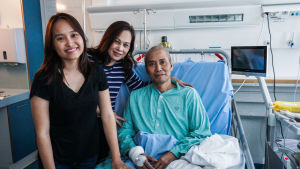 Nguyen Khae Hoan (till höger), hans dotter Nguyen Nhung (till vänster) och hans fru Le Thi Kim Lien (i mitten) har kommit till Finland ända från Huế i Vietnam. Hoan får vård mot magcancer på Hucs privatsjukhus. Cancerpatient Nguyen Khae Hoan från Vietnam (till höger) med sin dotter Nguyen Nhung (till vänster) och fru Le Thi Kim Lien (i mitten). Familjen är i Mejlans sjukhus och Hoan vårdas vid Hucs privatsjukhus.