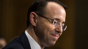 Vice justitieminister Rod Rosenstein presenterade åtalen som har väckts av en så kallad grand jury och sammanställts av specialutredaren Robert Mueller. Rod Rosenstein, biträdande justitieminister