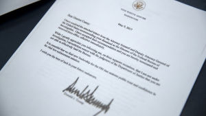 Så här såg FBI-chefen Comeys uppsägning ut President Donald Trump säger upp James Comey som FBI-chef
