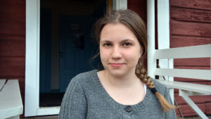Wilma Gammelgård spelar en av de unga kvinnorna på Masunin. flicka med fläta småler