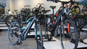 När företaget Svea år 2016 började leasa cyklar gällde den största delen av avtalen traditionella cyklar. – Nu utgör elcyklar 90 procent av avtalen, säger kontaktchef Petri Mantovani. sähköpyörä