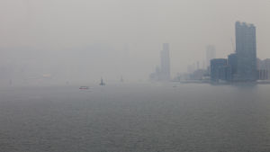 Skäl att självhata? Luftföroreningar i Hongkong den 10 maj 2017. För stadsbor i Kina framstår kampen mot klimatförändringen främst som en kamp mot luftföroreningarna.