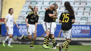 Juniorfotbollsturneringen Gothia Cup i Göteborg är en viktig inkomstkälla för den allsvenska klubben BK Häcken. AIK:s 14-åriga flickor jublar Gothia Cup-seger 2016.