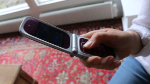 Henna Antikainen säger att batteriet på hennes hopvikbara telefon håller mycket längre än vad det gjorde på hennes smarttelefon. En mobil av gammal ihopvikbar modell.