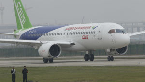 Ett flygplan på flygplatsen Shanghai Pudong. Ett flygplan på flygplatsen Shanghai Pudong.