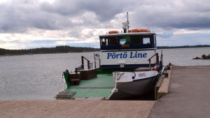 Förbindelsebåtar och svävare trafikerar rutter i Sibbo skärgård. Arkivbild. Förbindelsebåt till Pörtö