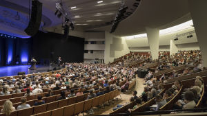Trots den sköna sommarkvällen är Kulturhuset i Helsingfors fullsatt. mbsr, minfulness,