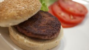 Hamburgarbiffar som innehöll hästkött orsakade första skandalen 2013. Hamburgare