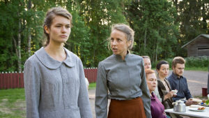 Agnes Bertell som Saga, och Alexandra Mangs som hennes mor Alma i Lumpänglars väg. Agnes Bertell som Saga, och Alexandra Mangs som hennes mor Alma i Lumpänglars väg.