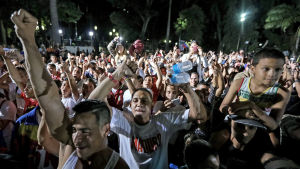 Anhängare till president Nicolás Maduro och regeringen firar valet efter att vallokalerna har stängt i Caracas. Anhängare till president Nicolás Maduro och regeringen firar valet efter att vallokalerna har stängt i Caracas.