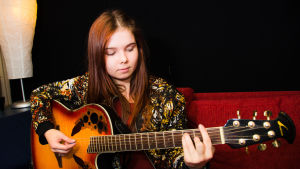 Ella Koskela är en tidigare MGP-deltagare som nu satsar på musiken. Ella Sanoo