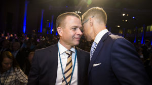 Alexander Stubbs period som partiledare blev kortvarig. Petteri Orpo efterträdde Stubb efter två år. Petteri Orpo i randig slips lyssnar då Alexander Stubb talar i hans öra under Samlingpartiets partikongress i Villmanstrand.