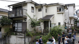 Japanska journalister samlade utanför den misstänkte gärningsmannens hus i Sagamihara. Japanska journalister samlade utanför den misstänkte gärningsmannens hus i Sagamihara.