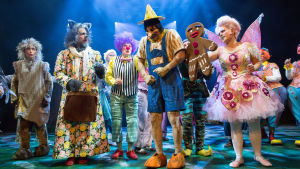 Se oss som vi är! Sagofigurerna är trötta på sina roller. Foto från Helsingfors stadsteaters uppsättning av musikalen Shrek.