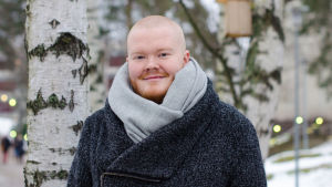 Tobias Sjöman, 20 år, insjuknade i lymfkörtelcancer för ett år sedan. Tobias Sjöman i vinterjacka.