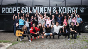 Näin iso poppoo juhlistaa elämää kesäjuhlissa Ulvilassa. Minkäköhän kappaleen Roope Salminen & Koirat esittää? Roope Salminen & Koirat yllättävät ystäväporukan SuomiLOVEn 3. kaudella.