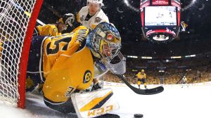 Rinne tänjde sig till sitt yttersta mot Pittsburgh. Pekka Rinne gör en räddning.