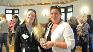Diana Hed-Krook och Stina Jonsdottir var nöjda med sina loppisköp. Diana Hed-Krook och Stina Jonsdottir.