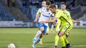 Simon Skrabb nätade borta i Litauen. Skrabb utmanar några av Trakais spelare.