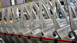 Arkivbild. Bilfabriken i Nystad måste ständigt anställa ny arbetskraft, eftersom det är många som lämnar fabriken. Auton ovia.