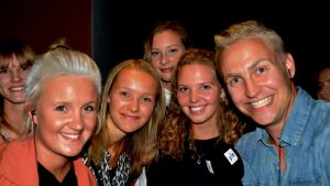 Många var ivriga på att få en bild med STK:s programledare, Fredrika och Janne. Fans med Fredrika och Janne på STK i Vasa.