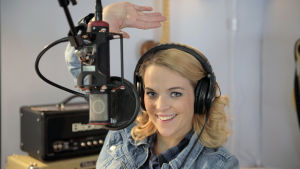 Anna-Karin Siegfrids i ljudstudion under bandning av MGP-låten "Vi" Anna-Karin i musikstudion under bandning av MGP-låten "Vi"