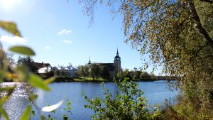 Nykarleby i försommarskrud. Den nya stadsdirektören förväntas jobba för att staden lyfter sig ekonomiskt. Nykarleby Kyrka