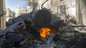Belägrade civila i östra Aleppo tillverkar sitt eget bränsle av plastskräp. Aleppobor producerar över 80 liter bränsle per vecka för livsviktiga generatorer och räddningsfordon Belägrade civila i östra Aleppo tillverkar sitt eget bränsle av plastskräp. Över 80 liter bränsle produceras per vecka för generatorer och räddningsfordon