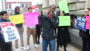 Richard Grimes demonstrerar utanför arbetsministeriet i Hartford i Connecticut.