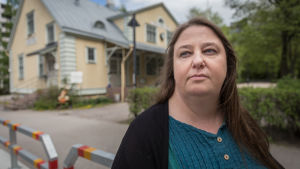 Också Fredsförbundet anser att det nuvarande systemet är diskriminerande, men verksamhetsledaren Laura Lodenius ser inte det som en lösning att militärtjänstgöringen blir obligatorisk för kvinnor. Rauhanliiton toiminnanjohtaja Laura Lodenius, Pasila, 26.5.2017.