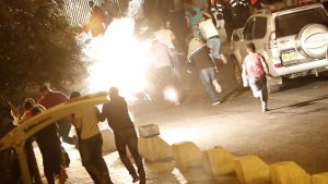 Israeliska säkerhetsstyrkor använde distraktionsgranater för att skingra palestinska demonstranter utanför Lejonporten nära Tempelberget natten till tisdagen. Israeliska säkerhetsstyrkor använde distraktionsgranater för att skingra palestinska demonstranter utanför Lejonporten nära Tempelberget natten till tisdagen.