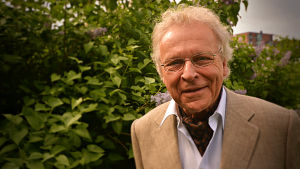 Herman Lindqvist skriver om Sverige och Polen i sin kommande bok. Herman Lindqvist framför en blommande syren, en av vegas sommarpratare 2014