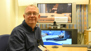 Göran Algers. Strateg Göran Algers i ett videokonferensrum på logopedavdelningen på Norrlands universitetssjukhus.