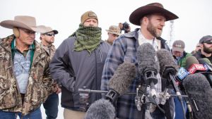 Ammon Bundy talar till samlade medier den 4 januari. Ammon Bundy leder ockupationen av ett naturreservat i Oregon.
