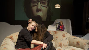 Iida Kuningas och Julia Korander i rollerna som flickvännen Siri och dottern Bella. Foto från Teater Mars uppsättning Receptet på lycka.