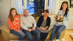 Östnylands lucia 2016 Nea Nordström med hela familjen: syster Ina, pappa Tomas och mamma Marianne samt franska bulldogen Pimu. Östnylands lucia 2016 Nea Nordström med hela familjen: syster Ina, pappa Tomas och mamma Marianne samt hunden Pimu.
